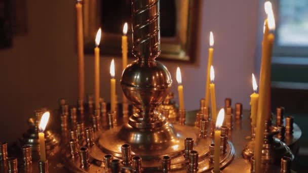 Brûler des bougies d'église sur un chandelier pendant les offices religieux . — Video