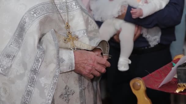 Um jovem sacerdote lê uma oração em uma igreja ortodoxa . — Vídeo de Stock