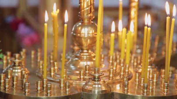 Quemando velas de la iglesia en un candelero durante los servicios de la iglesia . — Vídeos de Stock