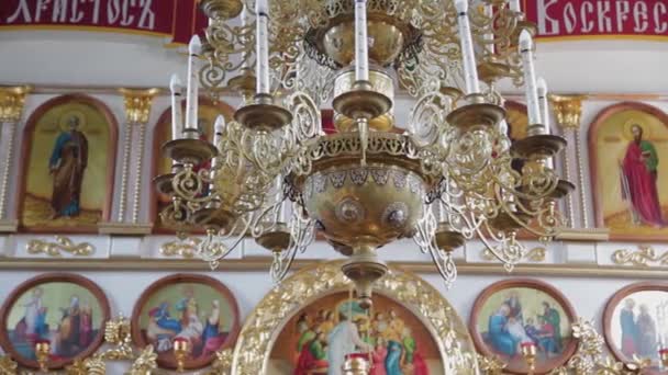 Украшение православной церкви внутри храма . — стоковое видео