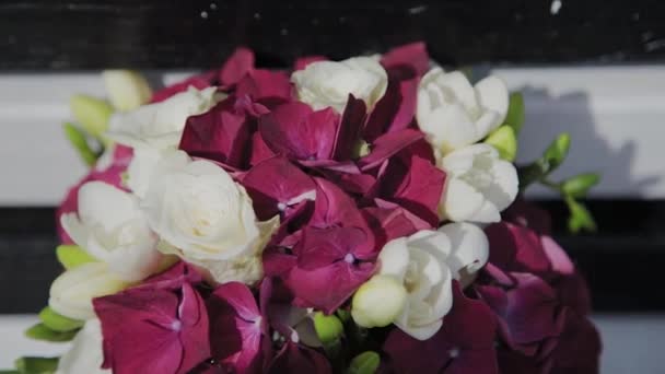 Beau bouquet de mariage de fleurs fraîches par une journée ensoleillée d'été . — Video