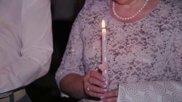 Os recém-casados felizes acendem velas em um casamento . — Vídeo de Stock