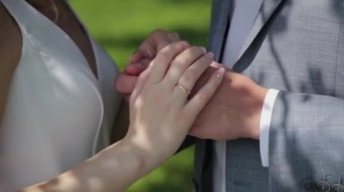 Güzel genç gelin ve damat, sarılıp el ele tutuşun..