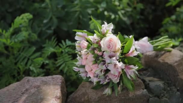 Beautiful wedding bouquet of fresh flowers on a sunny summer day. — ストック動画