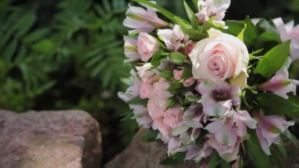 Belo buquê de casamento de flores frescas em um dia ensolarado de verão . — Vídeo de Stock