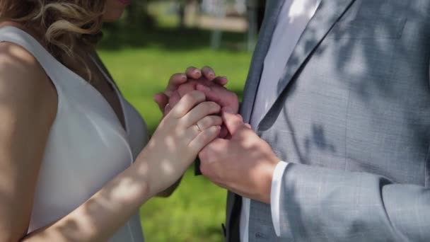 Bella giovane sposa e sposo si abbracciano e si tengono per mano . — Video Stock