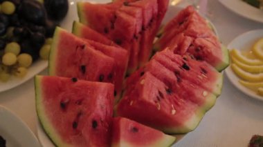 Ziyafet masasında dilimlenmiş güzel karpuz..