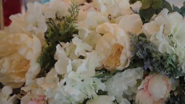 Όμορφο πολύχρωμο μπουκέτο λουλούδια σε μια εορταστική συσκευασία. — Αρχείο Βίντεο