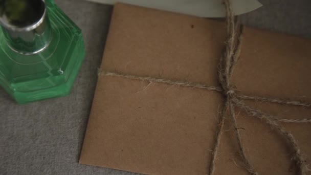 レディース香水と紙の封筒。ウェディングアクセサリー. — ストック動画