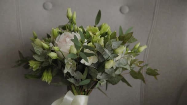 Schöner Hochzeitsstrauß aus frischen Blumen. — Stockvideo