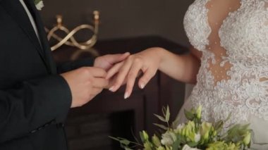 Yeni evliler birbirine yüzük takar..