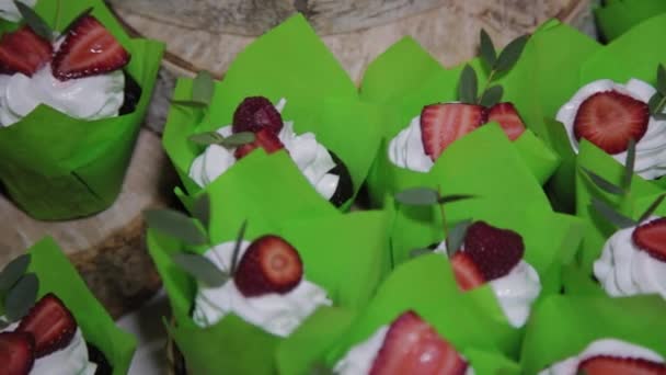 Hermosa tarta de boda fresca con pasteles . — Vídeos de Stock