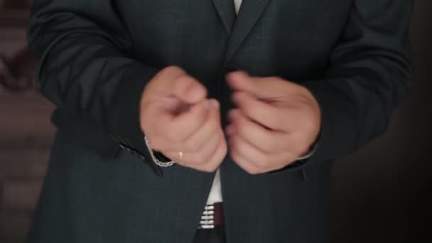 Homem de negócios elegante endireita sua jaqueta . — Vídeo de Stock