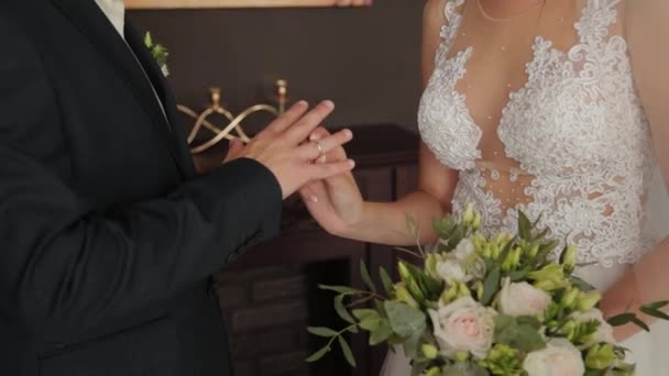 A friss házasok gyűrűt húznak egymásra.. — Stock videók