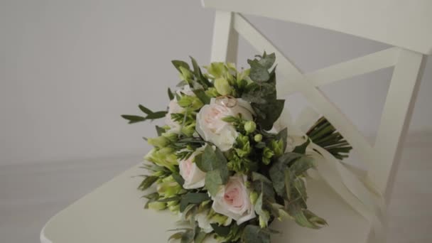 Красивий весільний букет зі свіжих квітів . — стокове відео