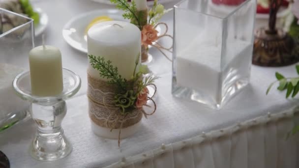 Bela decoração de uma mesa de casamento com velas . — Vídeo de Stock