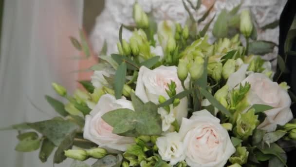Όμορφη γαμήλια ανθοδέσμη των φρέσκων λουλουδιών. — Αρχείο Βίντεο