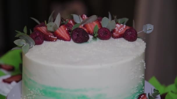 Beautiful fresh wedding cake with cakes. — Stock Video