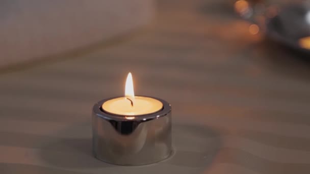 Queimar velas em um sofá em uma sala de massagem . — Vídeo de Stock