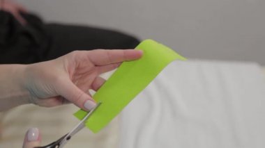 Doktor özel bir tıbbi bant kesti..