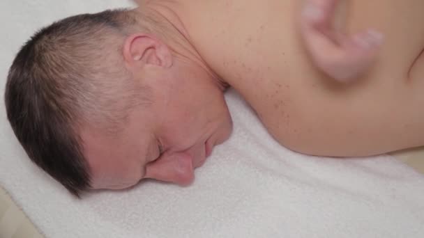 Massagetherapeutin bei einer entspannenden Massage für einen Mann im Massagesalon. — Stockvideo