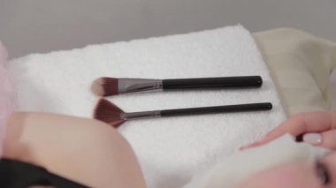 Masaj salonundaki profesyonel fırça masaj aletleri..