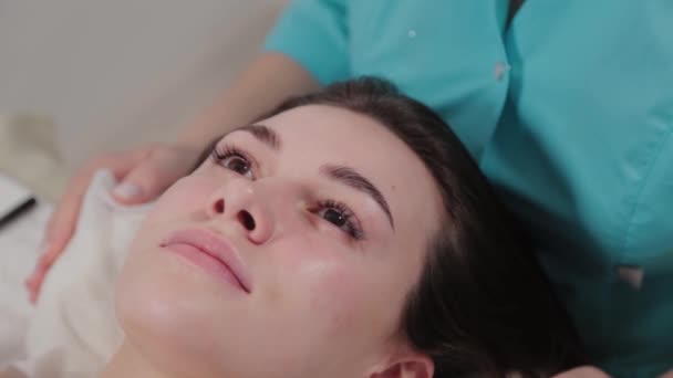 Hermosa mujer antes de masaje facial . — Vídeo de stock