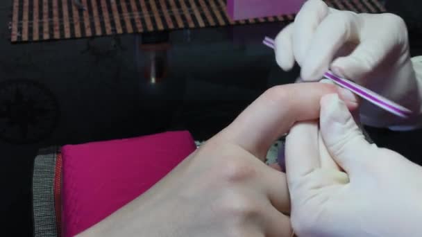 Manicurist manikyr en kvinna i sina armar. — Stockvideo