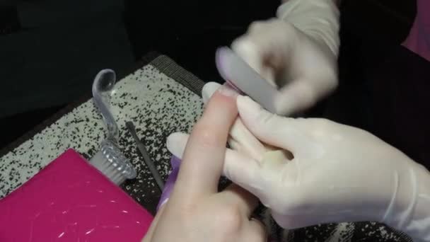 Manicurist manikyr en kvinna i sina armar. — Stockvideo