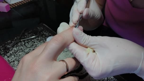 Manikűrös manikűröztet egy nőt a karjában.. — Stock videók