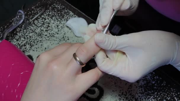 Manicure maniculeert een vrouw in haar armen. — Stockvideo