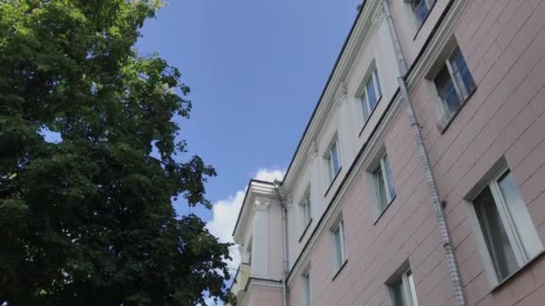 Schönes altes Haus vor blauem Himmel. — Stockvideo