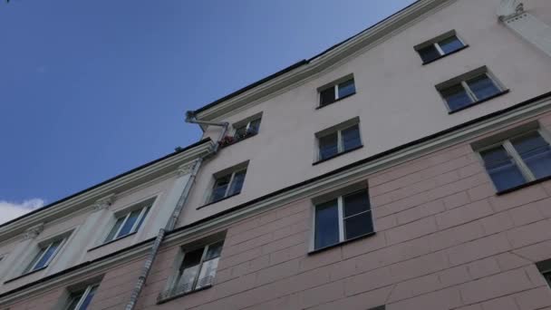 Belle maison ancienne sur fond de ciel bleu . — Video