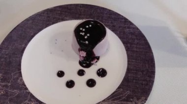 Güzel servis edilmiş bir restoranda taze tatlı..