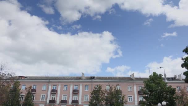 Prachtig oud huis op een achtergrond van de blauwe hemel. — Stockvideo