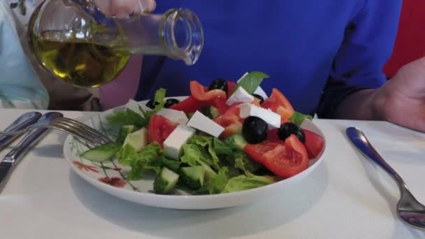 Frischer, schmackhafter griechischer Salat auf einem Tisch in einem Restaurant. — Stockvideo