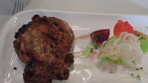 Vers gekookte biefstuk op een bord met sauzen in een restaurant. — Stockvideo