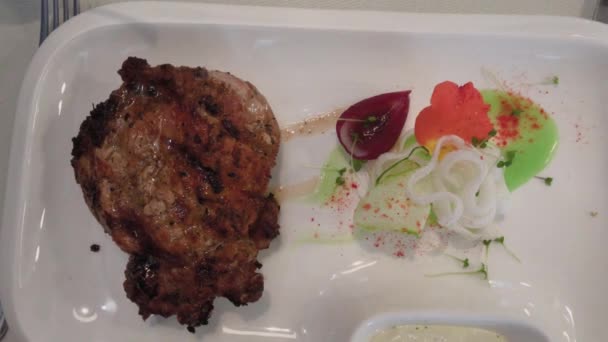 Frisch gekochtes Steak auf einem Teller mit Soßen im Restaurant. — Stockvideo