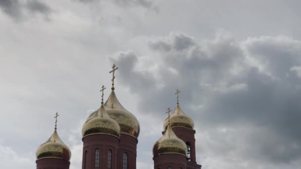 Schöne goldene Kuppeln der Kirche gegen den Himmel. — Stockvideo