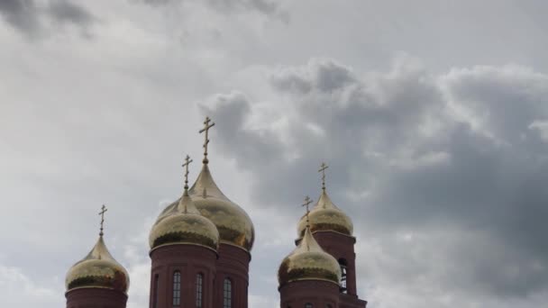 Hermosas cúpulas doradas de la iglesia contra el cielo . — Vídeos de Stock