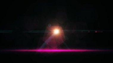 Siyah arka planda mercek patlaması etkisi. Soyut Güneş patlaması, ekran modu için güneş patlaması. Güneş ışığı doğanın soyut arkaplanı, yanıp sönen güneş patlaması, ışıldayan mercek optik ışınlar. 4K UHD video .
