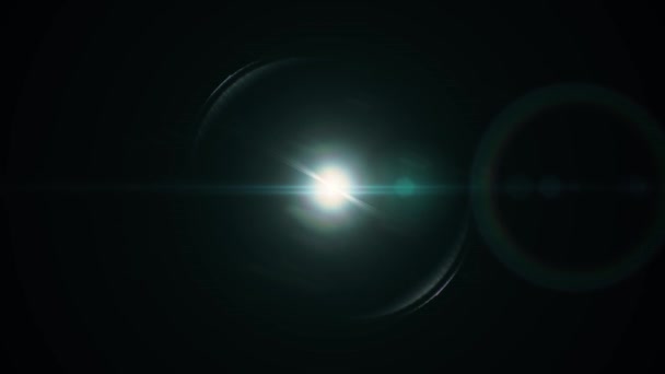 黒の背景にレンズフレア効果。概要太陽バースト、画面モード用のサンフレア。フレア自然抽象的な背景、点滅太陽バースト、レンズフレア光線。4K UHDビデオ . — ストック動画