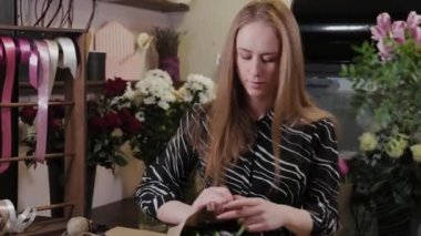 Profesyonel çiçekçi, Uluslararası Kadınlar Günü için buket hazırlıyor..