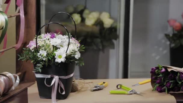Floristas herramientas de trabajo se encuentran en una mesa con flores . — Vídeo de stock