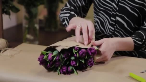 Professionele bloemist maakt een boeket voor Internationale Vrouwendag. — Stockvideo