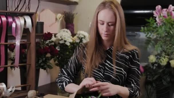 Florista profesional hace un ramo para el Día Internacional de la Mujer . — Vídeos de Stock