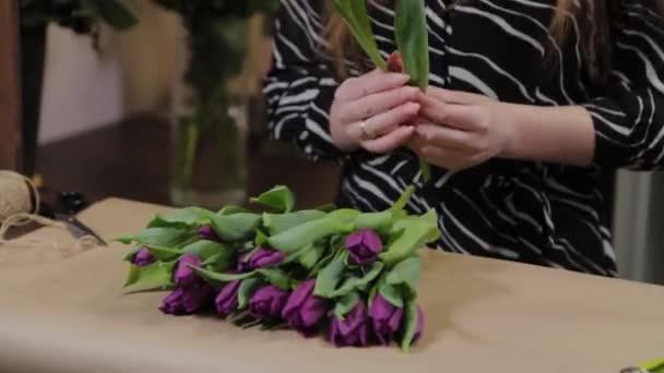 Professionele bloemist maakt een boeket voor Internationale Vrouwendag. — Stockvideo