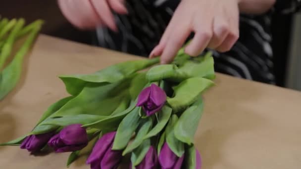 Professionell florist gör en bukett för internationella kvinnodagen. — Stockvideo