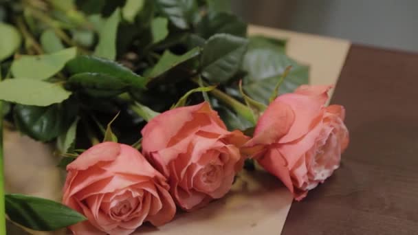 Bellissimi fiori per un bouquet sul tavolo . — Video Stock