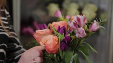 Profesyonel çiçekçi bir çiçek kompozisyonu topluyor. Uluslararası Kadınlar Günü için güzel bir buket.
